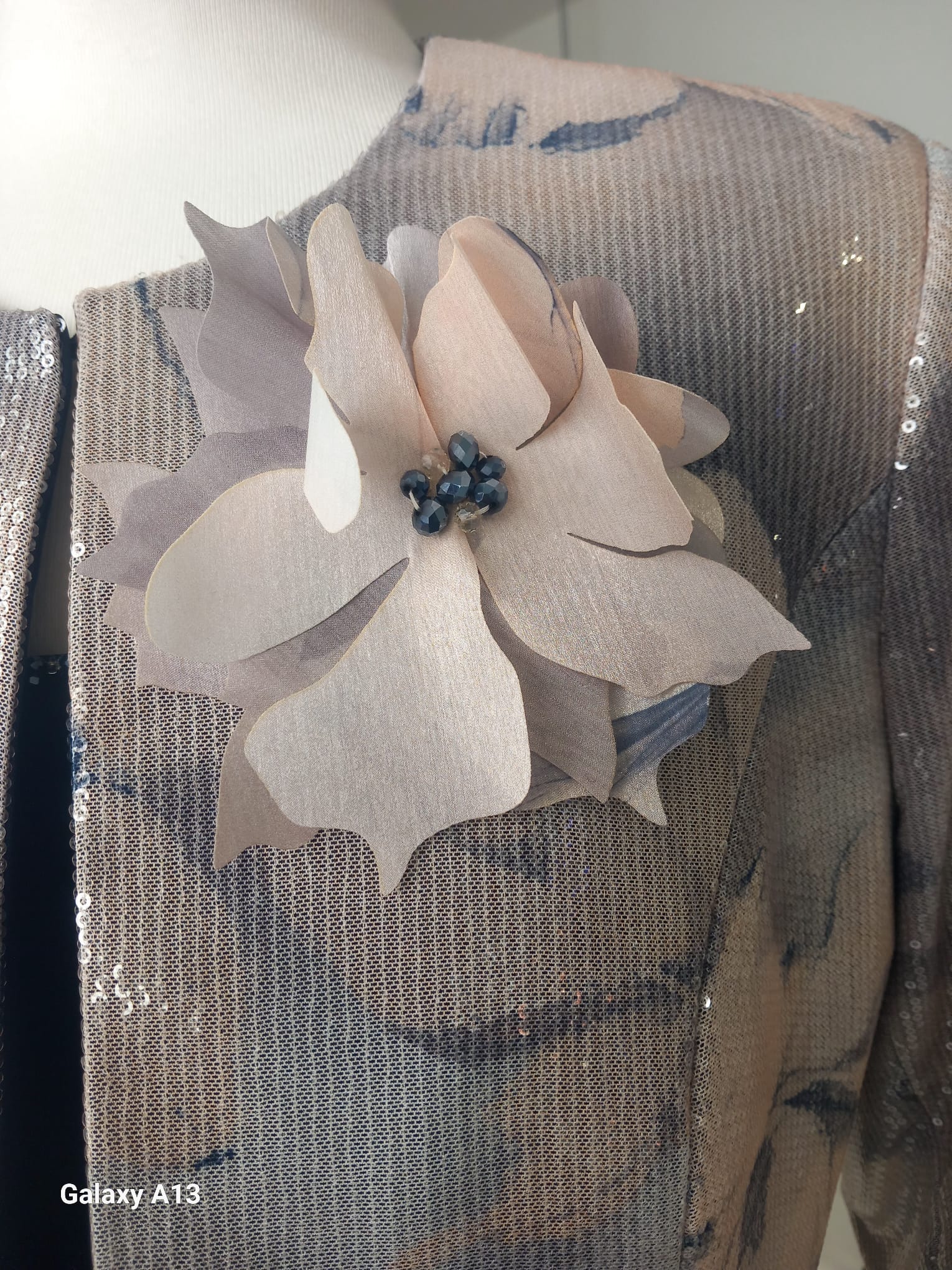 Completo curvy con stampa floreale artistica e dettagli luminosi.