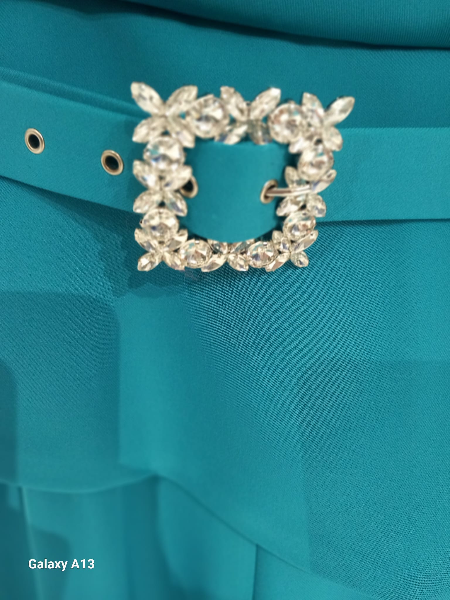 Tuta a palazzo con fibbia preziosa.