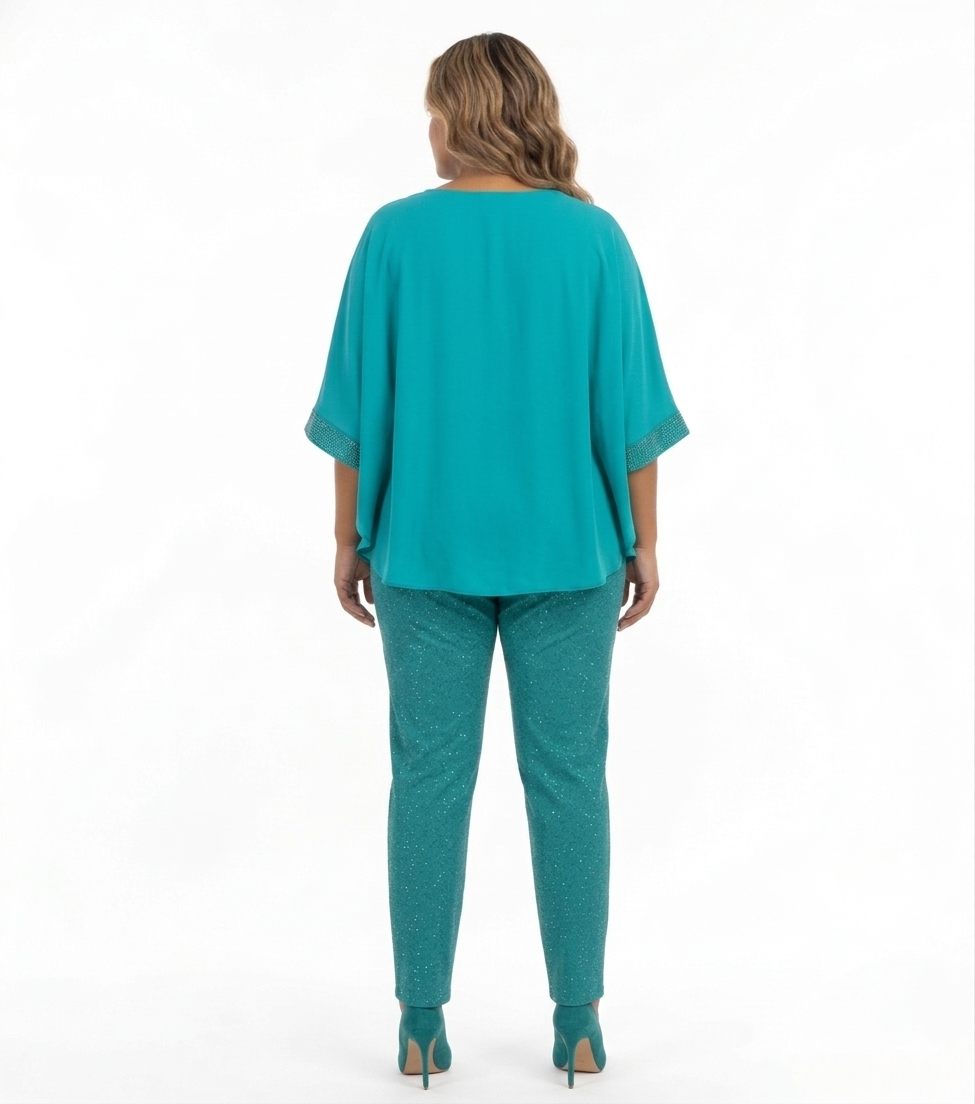Casacca a pipistrello e pantalone stretch paillettato.