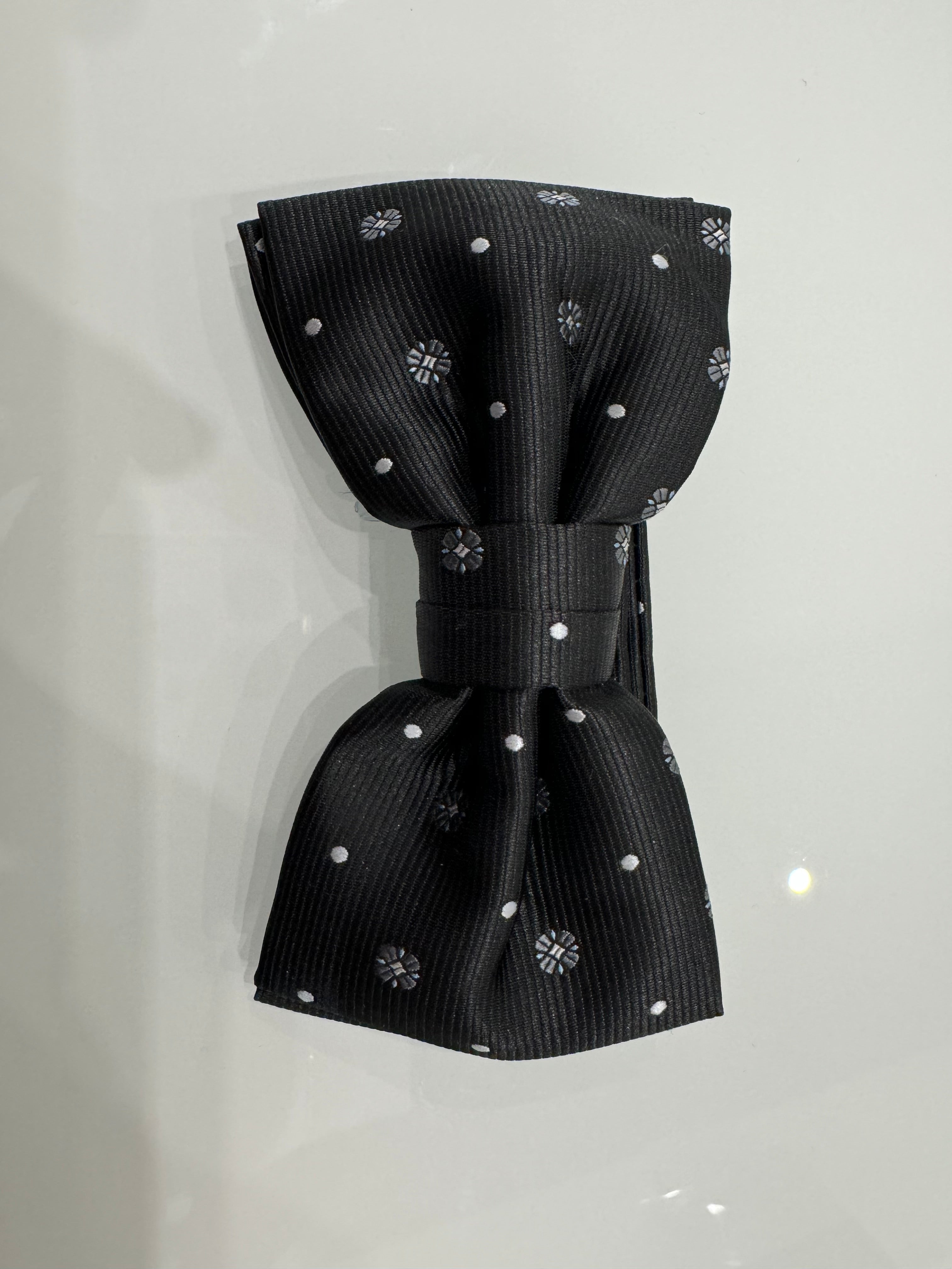 Noeud papillon à pois noirs