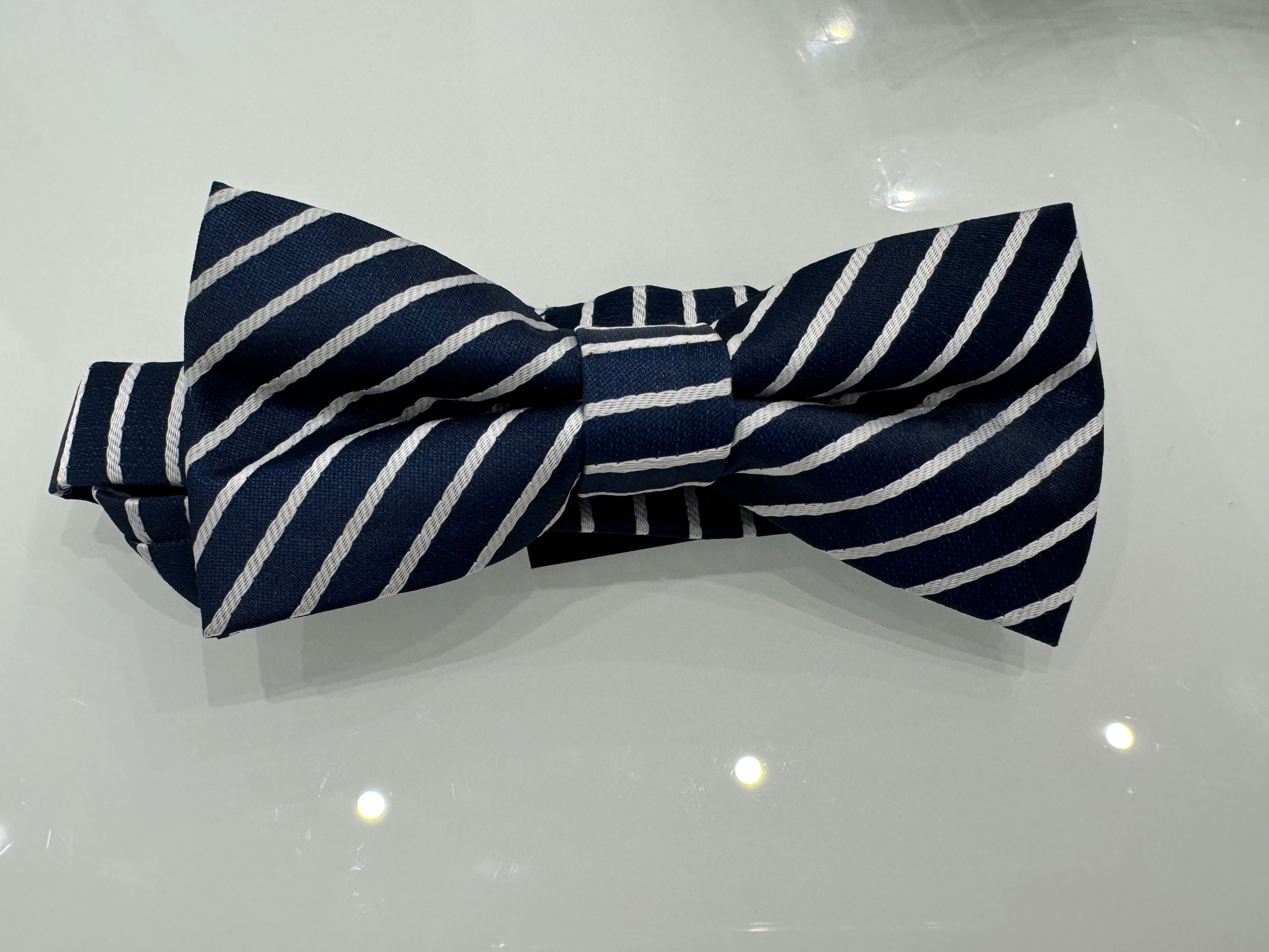Noeud papillon à rayures bleues