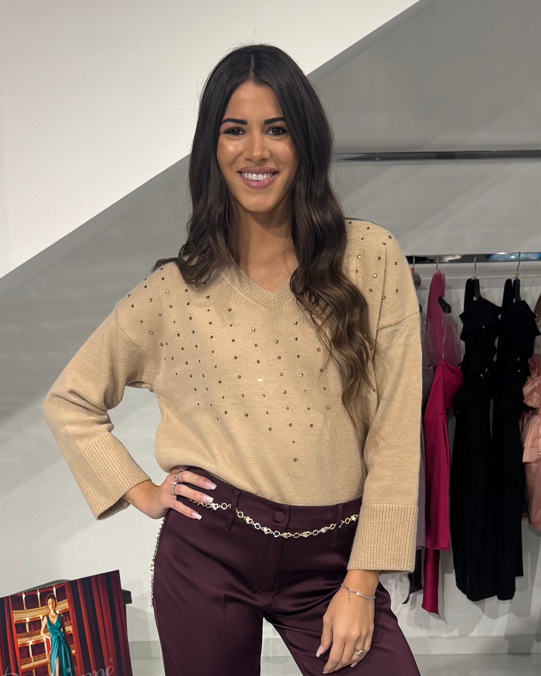 MAGLIONCINO CON SCOLLO A V CON STRASS